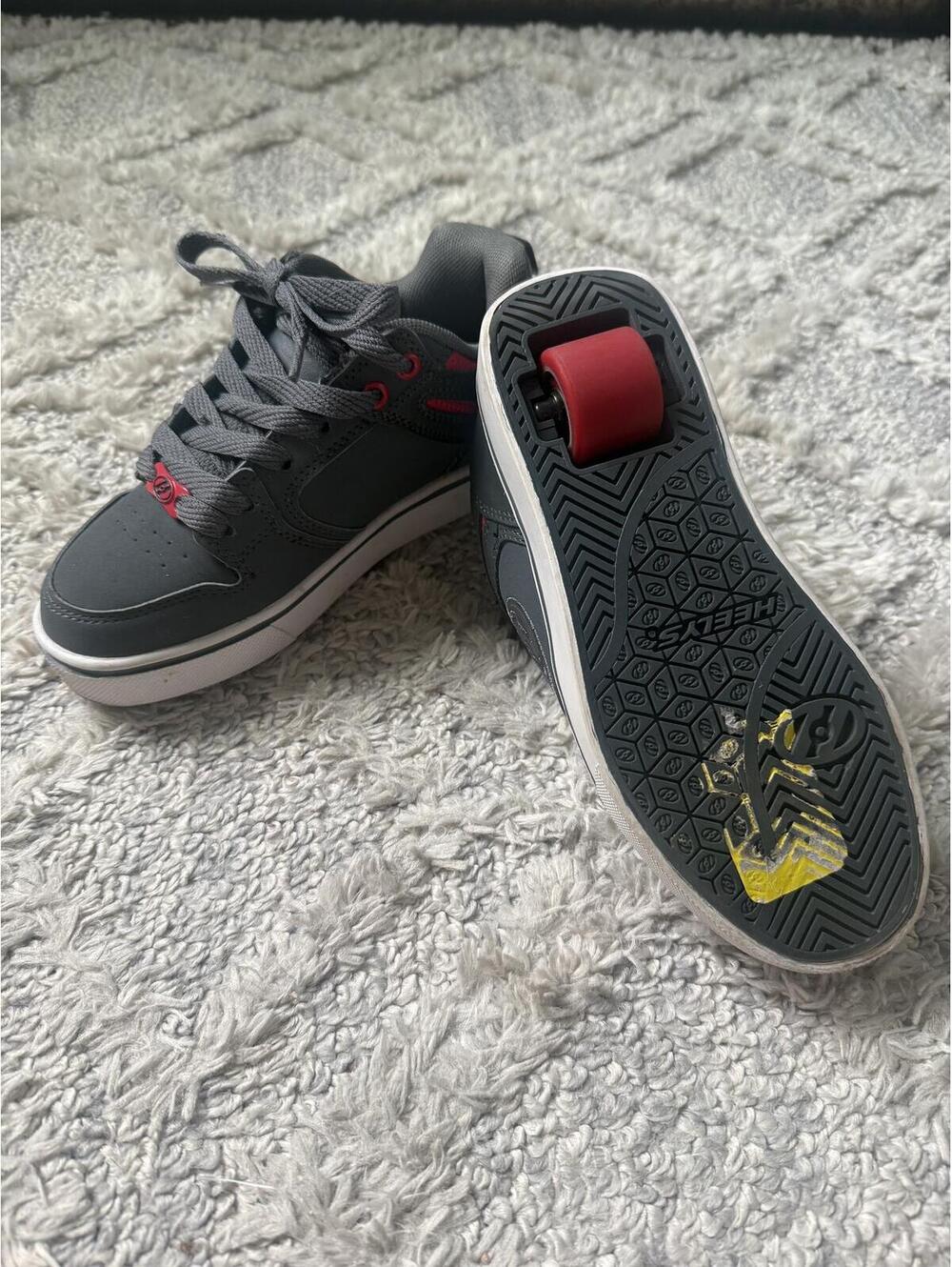 Heelys Youth Grey/Red Skate Shoes Size 2